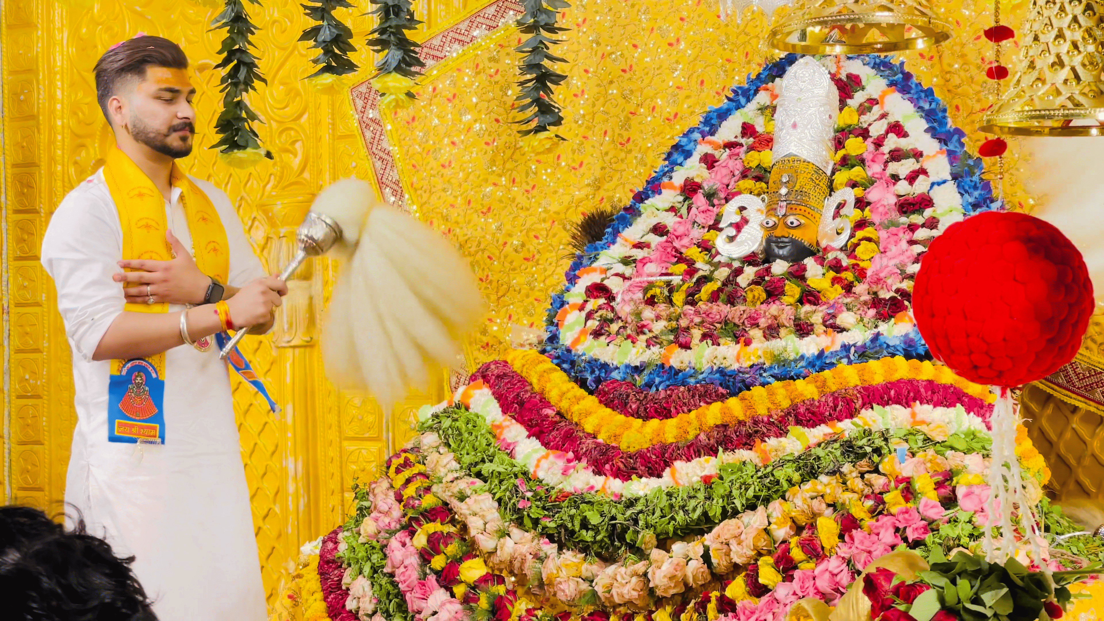 Pt. Deepak Shastri Ji performing aarti